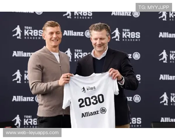 托尼·克罗斯定位球示范，球路与助跑节奏同步训练